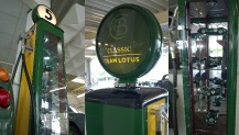 te koop Classic Team Lotus benzinepomp met vitrine